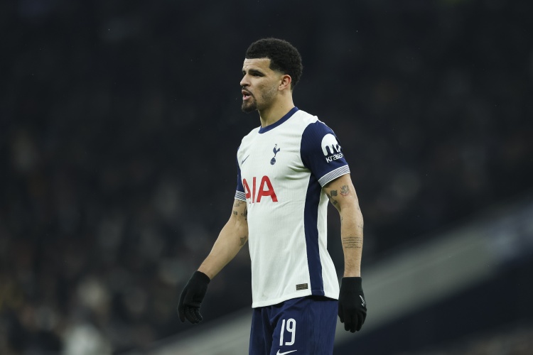 卡塞米罗社媒晒手指曼联队徽庆祝照：为我们的球队感到骄傲